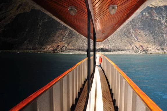 Corredor lateral do nosso barco, refletindo o mar e a Isla Isabel, em Galápagos